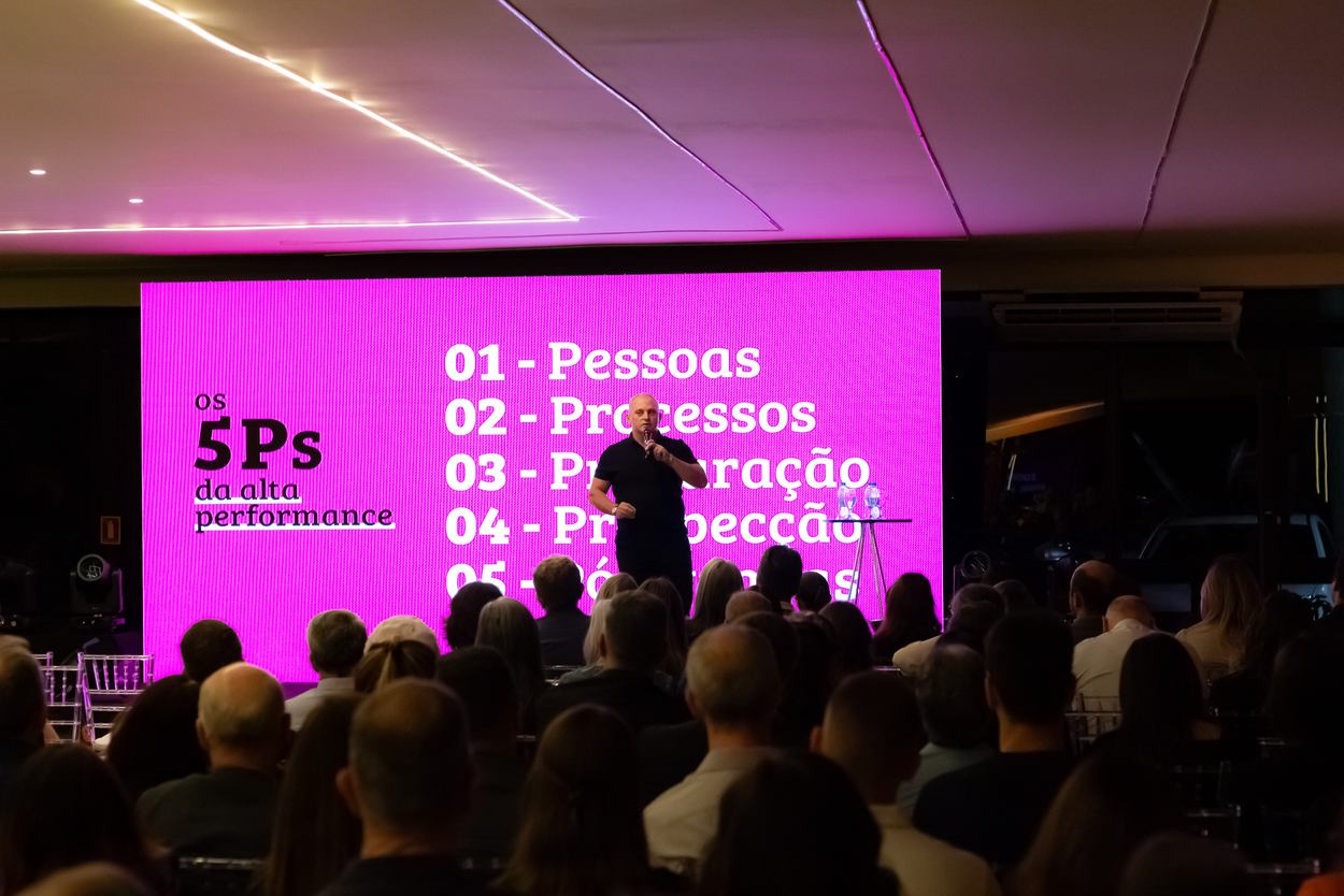 Palestra com palco, telão e plateia em formato de auditório
