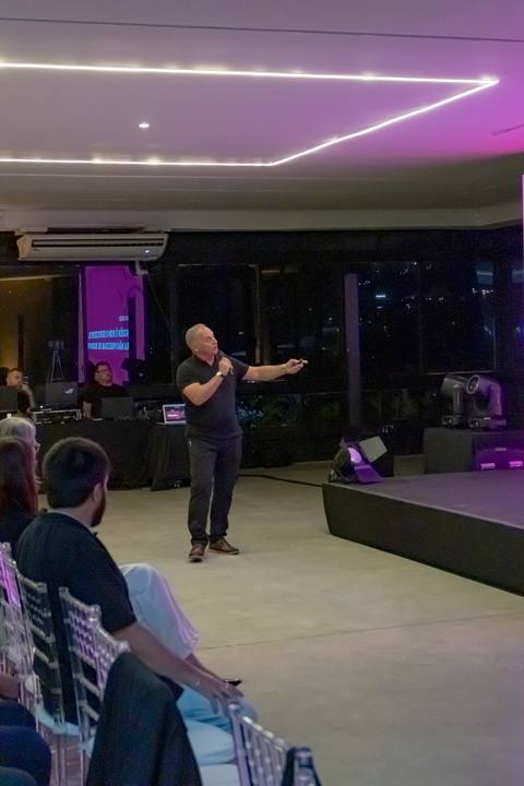 Palestrante no palco diante da plateia