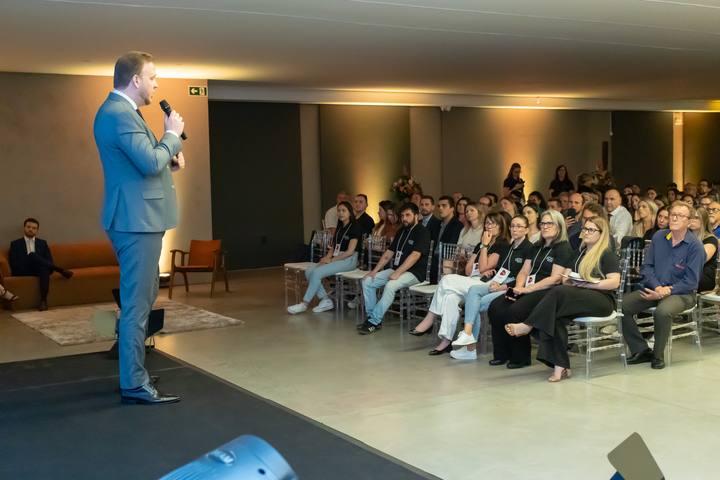 Palestra corporativa com plateia sentada