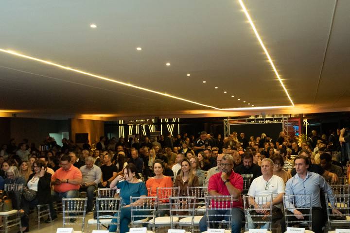 Plateia em palestra no salão