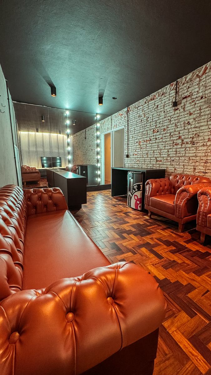 Camarim privado com espelho, sofás e frigobar Fat Bull