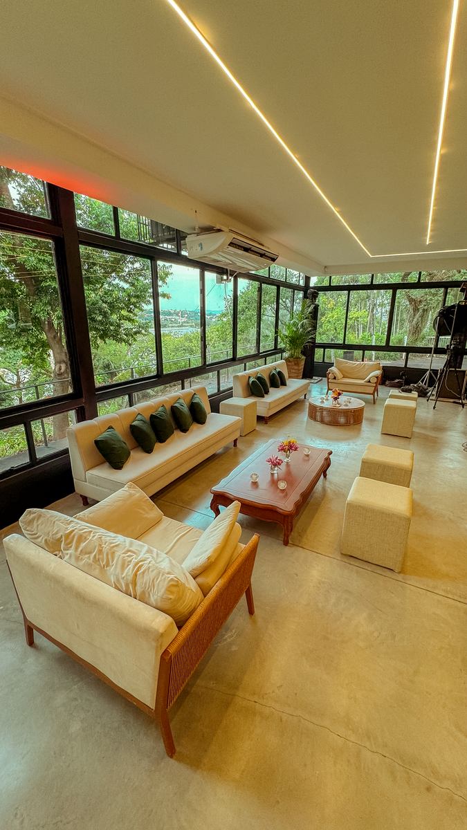 Lounge montado para coquetel de lançamento