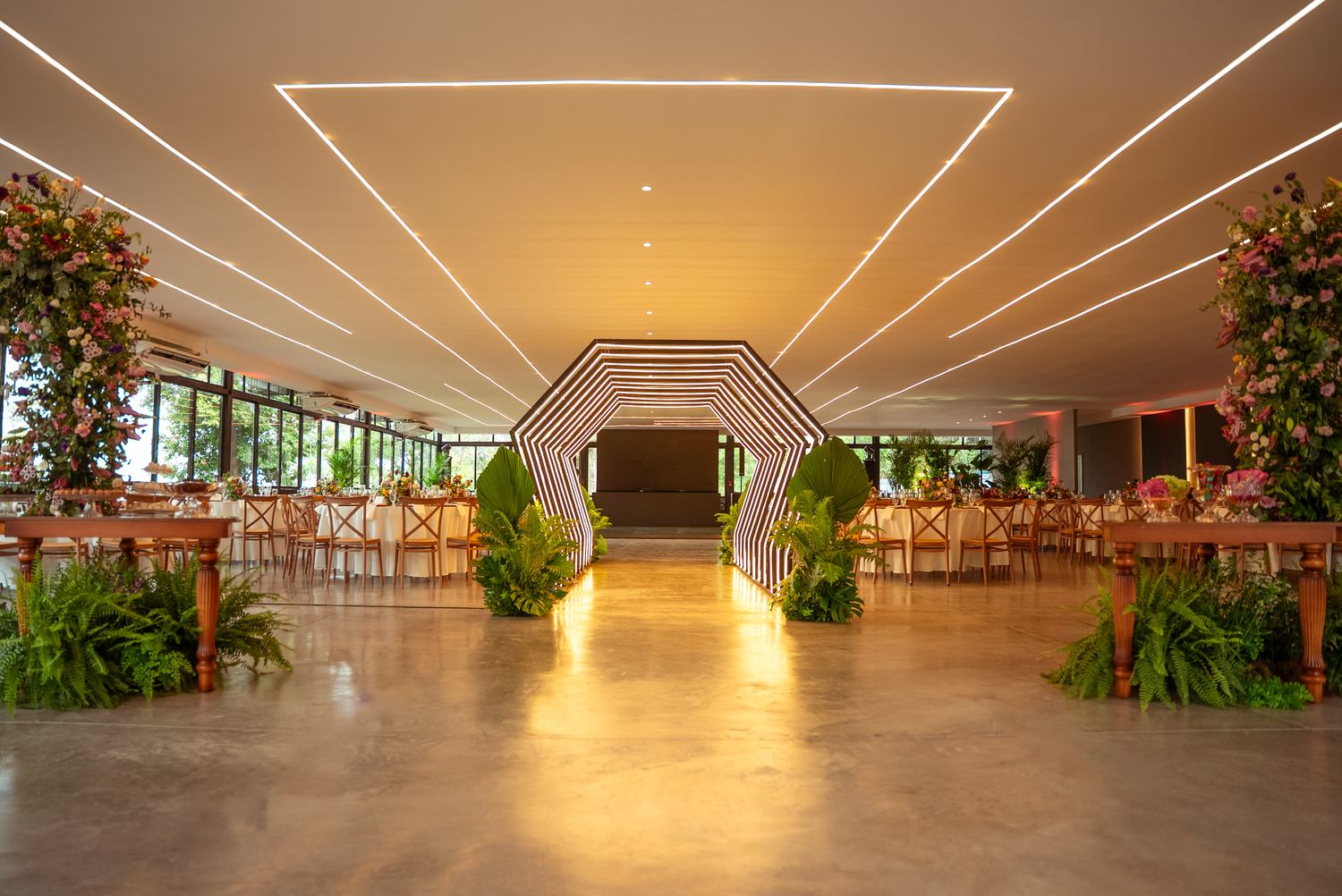 Salão com túnel de luz em LED montado para evento