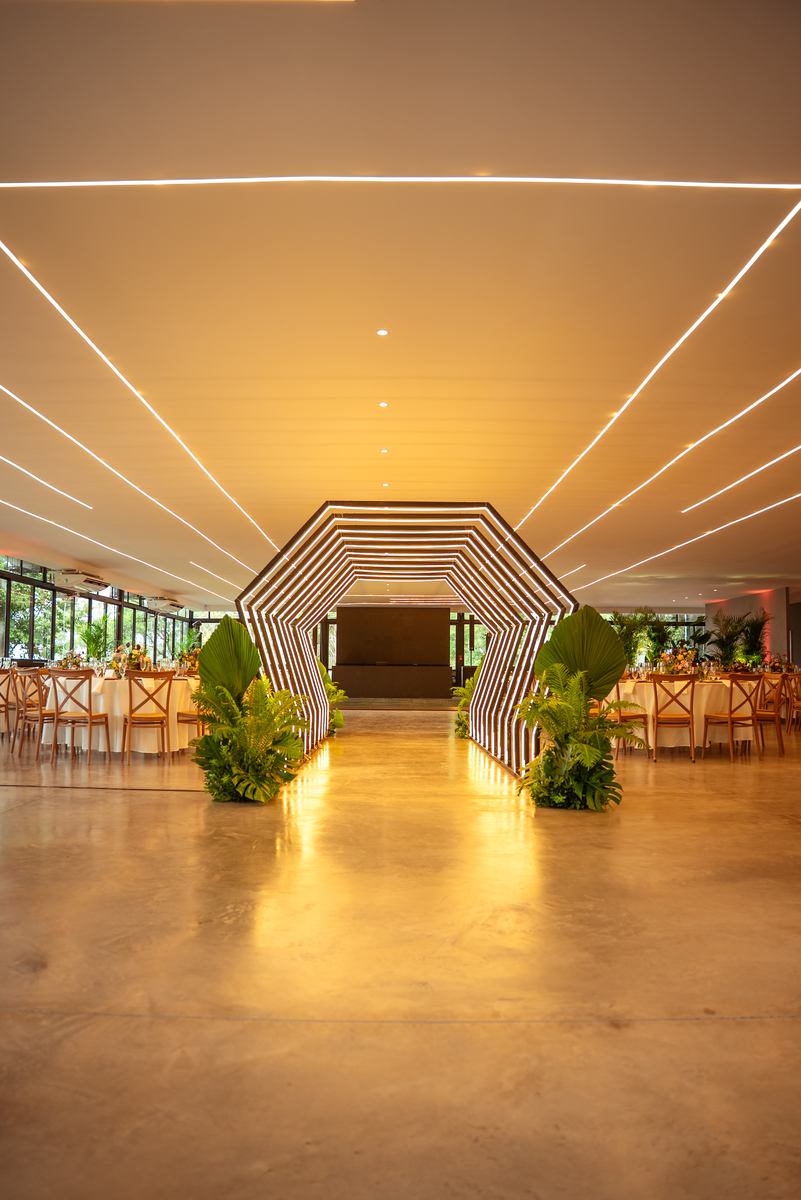 Túnel de luz em LED no salão